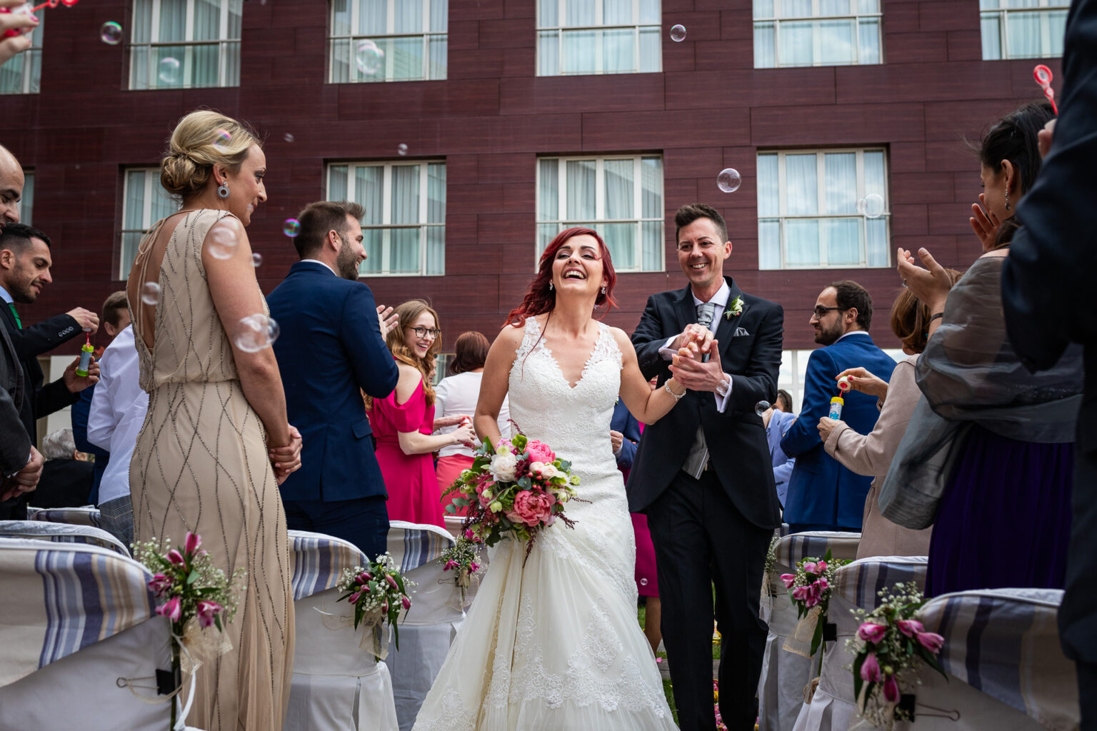 Foto de boda novios caminando entre los invitados en Valencia